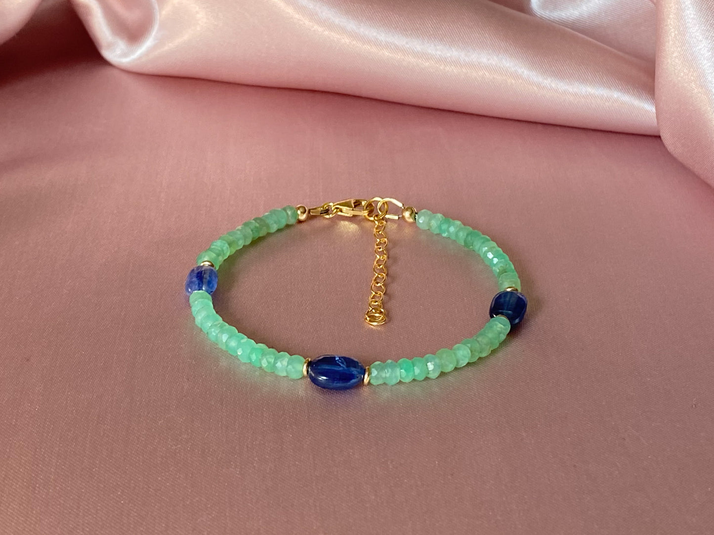 Chrysoprase bracelet with blue kyanite in gold