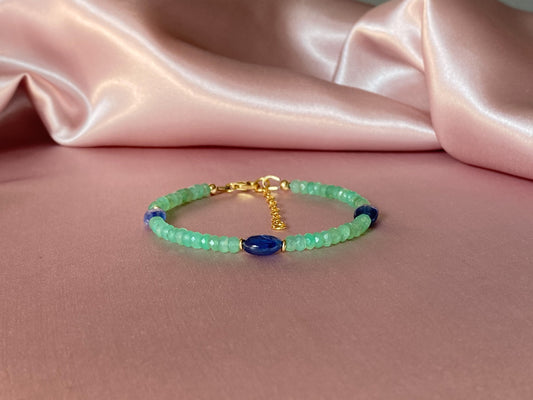 Chrysoprase bracelet with blue kyanite in gold